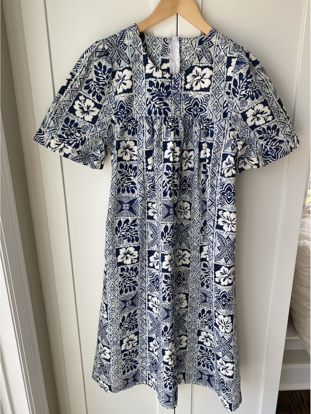 Royal Creations Hawaiian Muumuu Dress M Blue White Hibiscus Floral Puff Sleeve